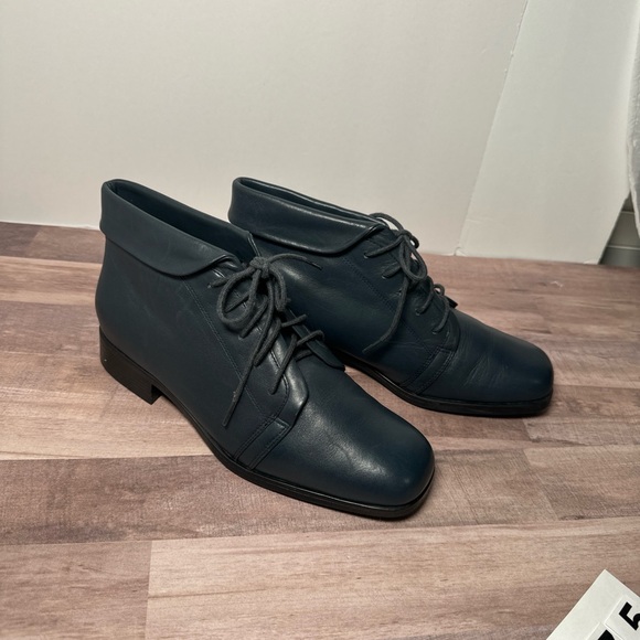 St. John’s Bay Deep Blue leather square toe ankle boots 7.5W  LIKE NEW - Picture 5 of 16